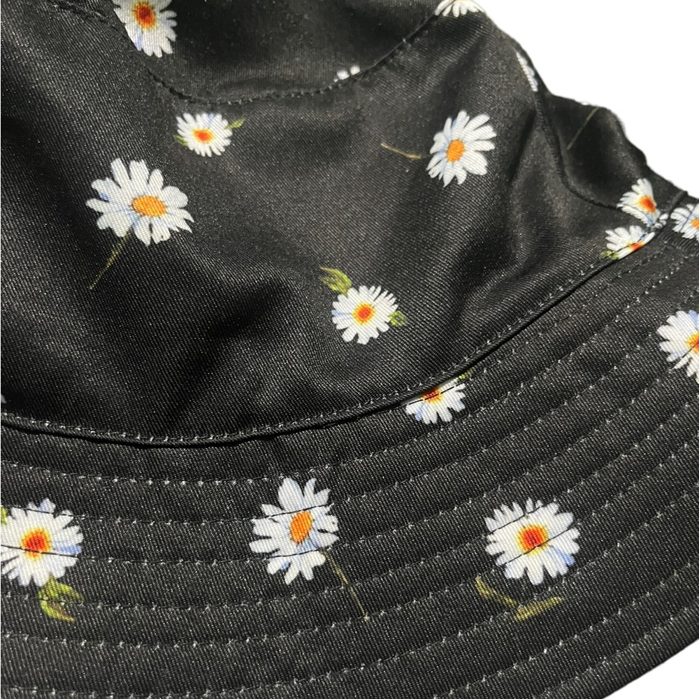 ALICE + OLIVIA DAISY REVERSIBLE BUCKET HAT - Picture 3 of 3